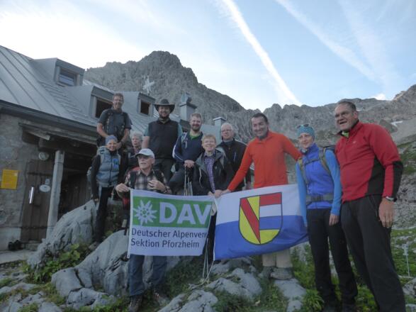 Am Prinz-Litpold-Haus am Morgen. Hochvogel dahinter.
