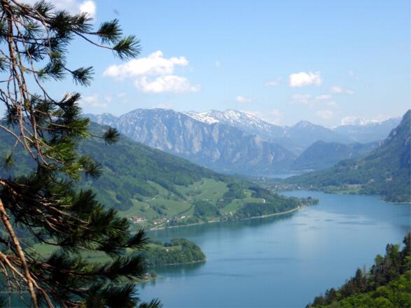 Mondsee mit Höllengebirge im Hintergrund