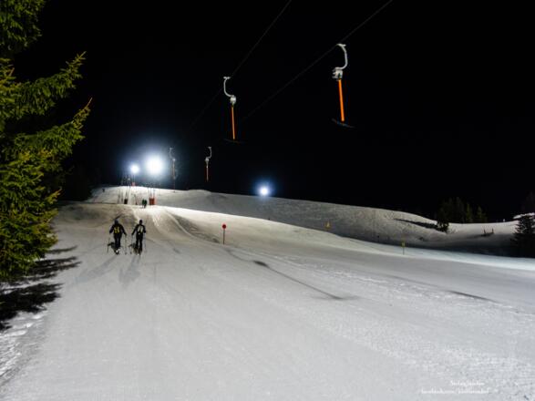 links vom Gipfellift ansteigen