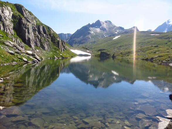 Die Rotbachlspitze spiegelt sich im Langsee