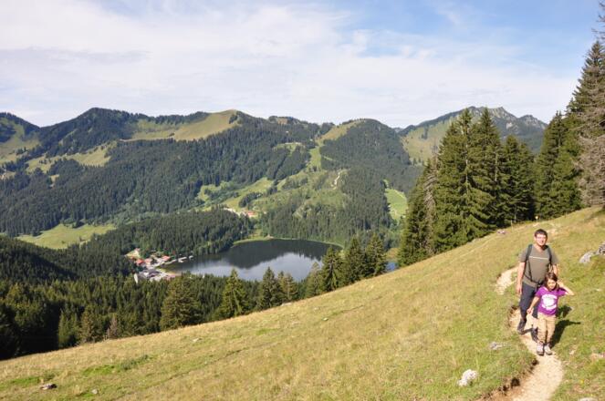 Aufstieg zur Schönfeldhütte - erst durch den Wald und dann auf den Almen ein schöner Ausblick auf den Spitzingsee