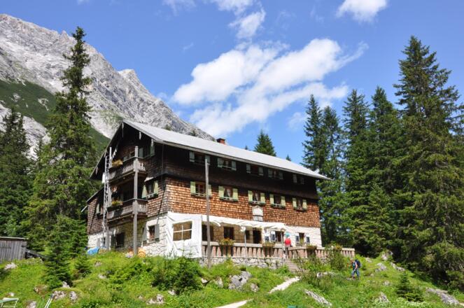 Die Reintalangerhütte - Idyllischer Stützpunkt für die erste Nacht