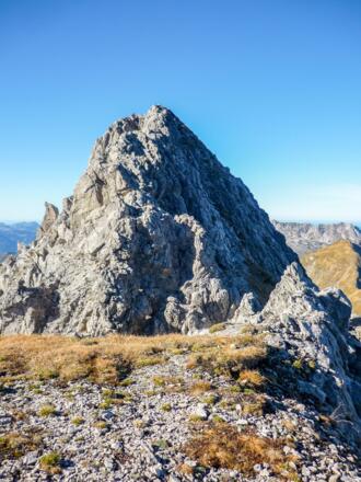 Blick auf den Nordgipfel wenn man auf der Hochfläche zwischen Nord- und Hauptgipfel steht