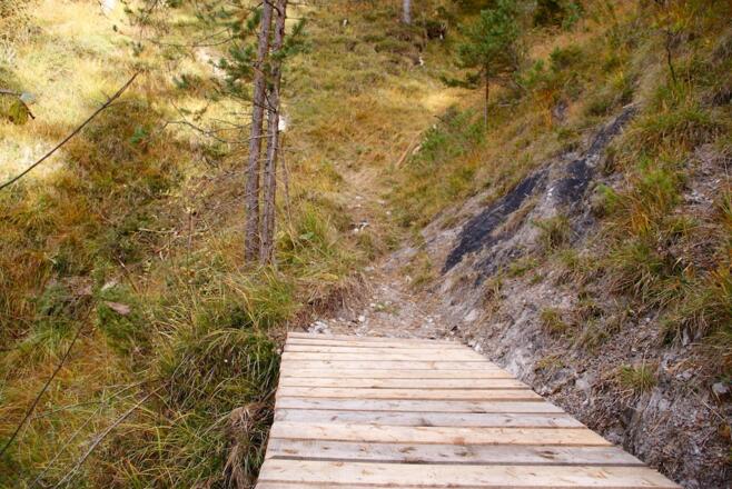 Brücke im unteren Wegteil