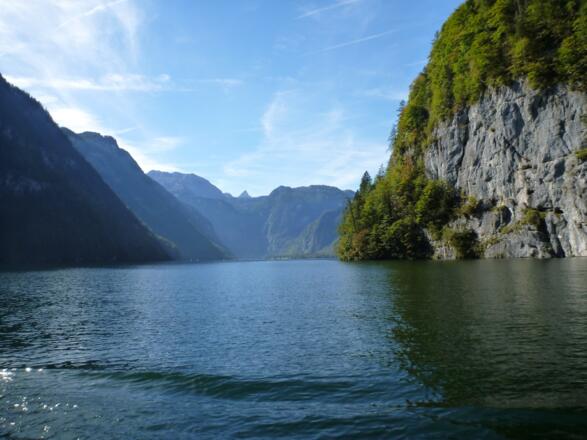 Eine traumhaft schöne Tour nähert sich dem Ende - Blick zurück über den Königsee in die Funtenseetauern