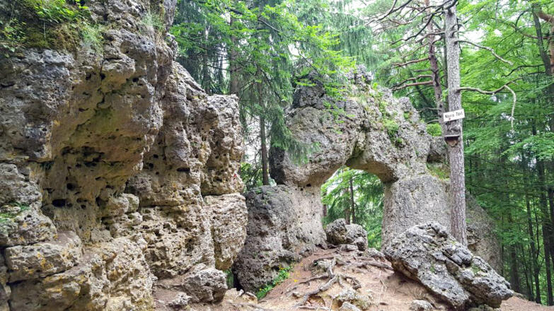 Das Noristörle mit dem Kletterfelsen des Norissteigs (links)