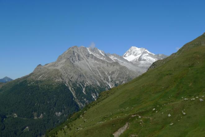 Im Vordergrund das Almer Horn, im Hintergrund der Hochgall