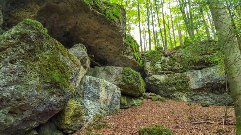 Der Pfad östlich von Peilstein führt an wunderschönen Felsen und Höhlen vorbei