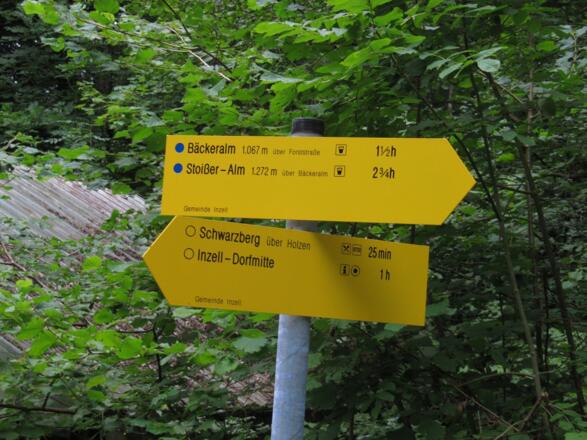 Erster Wegweiser bei der Auffahrt