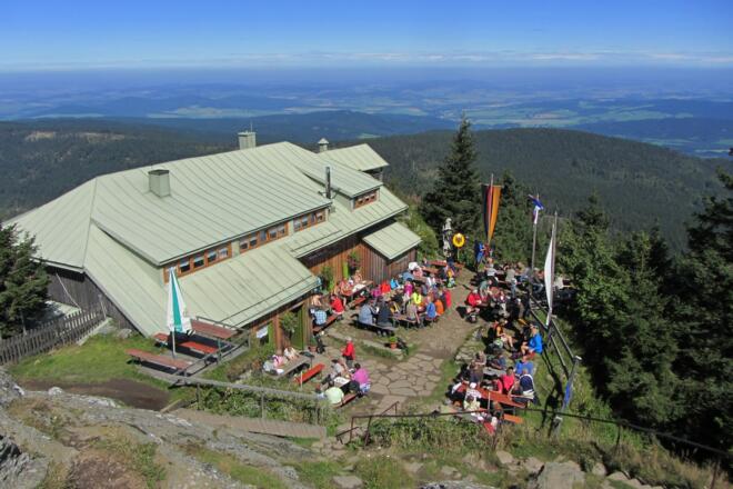 Das Osser-Schutzhaus direkt unter dem Gipfel an der Staatsgrenze, Einkehr lohnt sich!