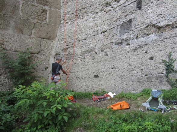 gemütlicher ebener Wandfuß an der linken Wand