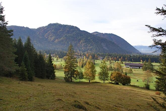 Blick zurück und zum Golfplatz mit Kramethof rechts