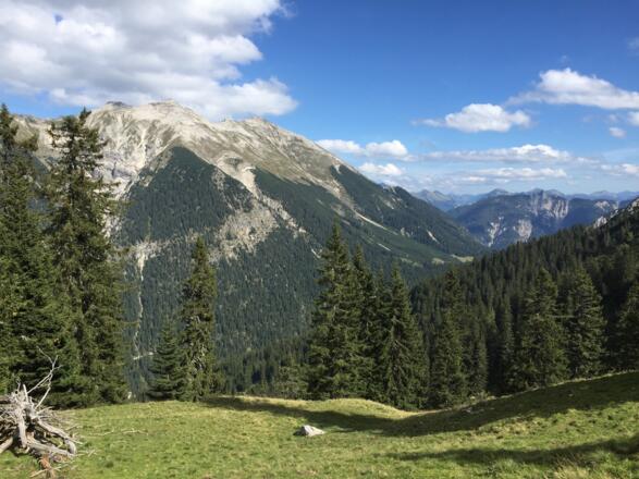 Im Sattel unterhalb des Zunterweidkopfes mit tollen Ausblicken in Richtung Mittenwald und auf der anderen Seite zur Soiernspitze (dieses Bild)