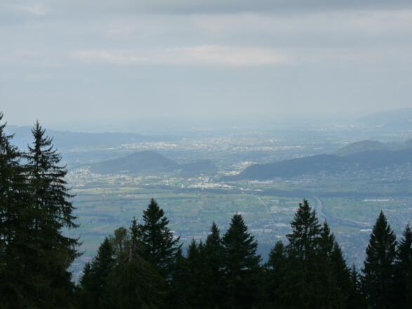 Blick über Götzis Richtung Rheinmündung in den Bodensee