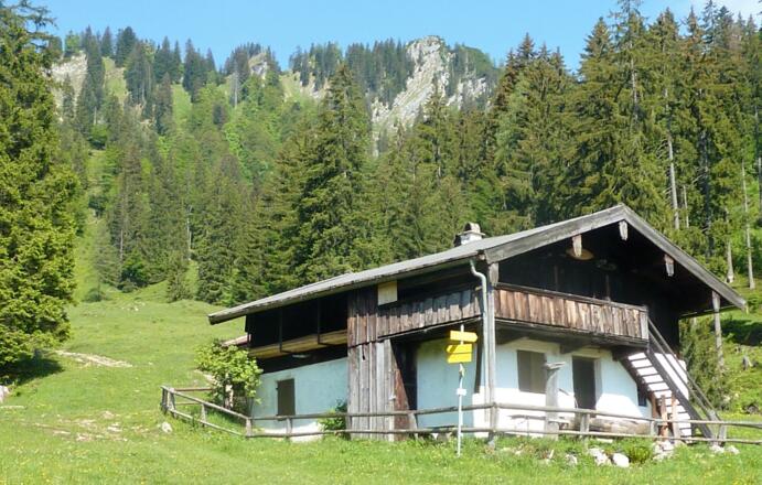 An den Forsthaus links ansteigen