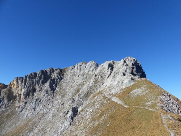 Blick zurück zur Maukspitze mit dem felsigen Gipfelaufbau.
