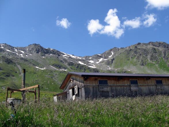 Bei dieser Hütte endet der Fahrweg. Ab hier geht es nurmehr zu Fuß weiter.