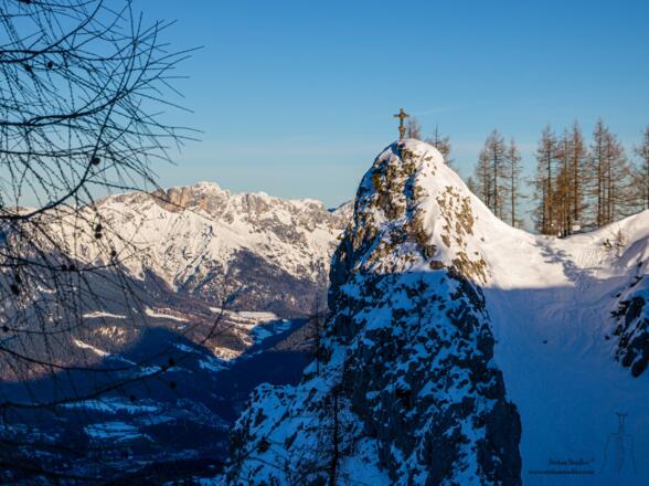 Der Vogelspitz mit Untersberg (Südwand) im Hintergrund.