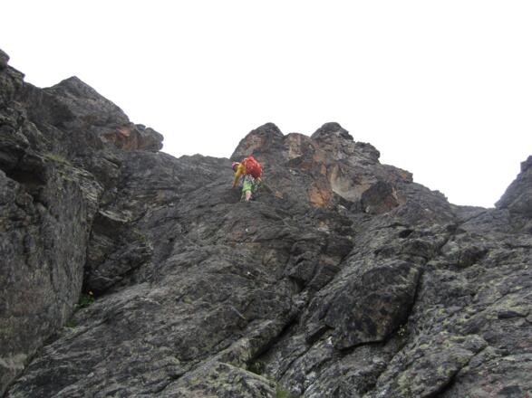 im gestuften Gelände (links an den Köpfen vorbei zum Stand)