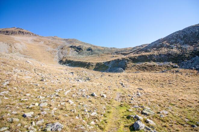 Lehnerjoch in Sicht. Hinten über das kleine Schuttfeld die Stufe hinauf