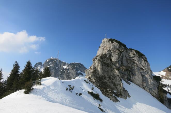 Das Gipfelkreuz der Kesselwand mit dem Wendelstein von der Einsattelung am Lacherlift