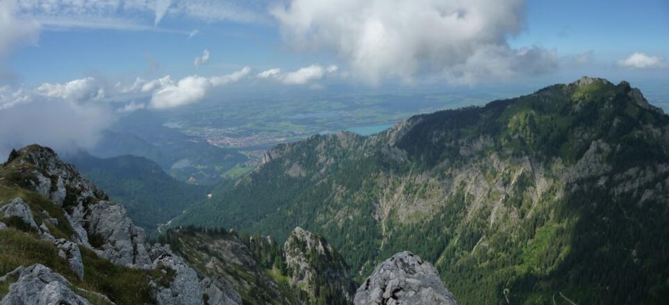 Blick zum Branderschrofen und hinunter nach Füssen und zum Forggensee