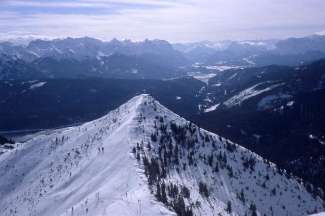 Jenseits des Martinskopfes im Hintergrund das westliche Karwendel