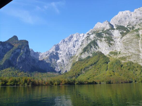 Die Watzmann-Ostwand - gewaltiger Gebirgsstock, der sich hier vom See auf rd. 2.600 m Höhe erhebt