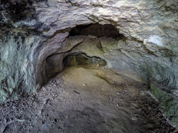 In der Frauenfelshöhle bei Neukirchen