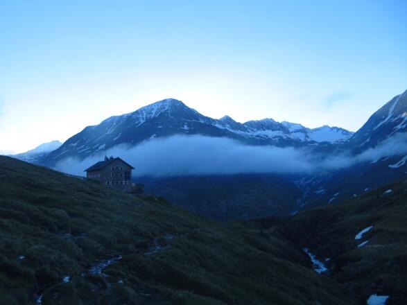 Martin Busch Hütte im Morgenlicht