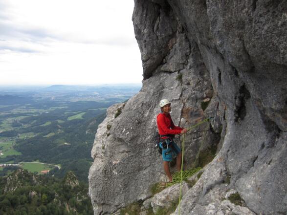 am Stand nach der 2. Seillänge unter dem markantem Dach