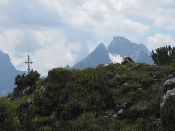 Gipfelkreuz Törlkopf mit Hochkalter im Hintergrund