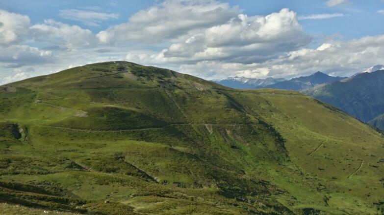 Hier das Steinjoch an dessen Fuß die Straße vorbei führt. (1 Trail würde hier nach rechts abzweigen. Die Klassifizierung ist mir noch nicht bekannt.)