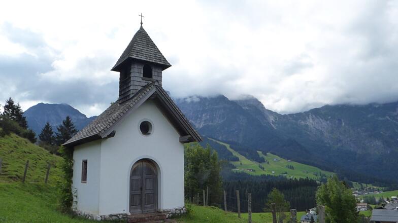 Der Weg auf den Scheffenbichl führt an der Sonnleit`n - Hofkapelle vorbei.