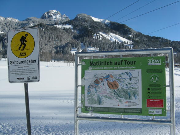 Die Regeln sowohl für "Skitourengehen auf Pisten" als auch für "Natürlich auf Tour" sollten von uns selbstverständlich auch hier beachtet werden!