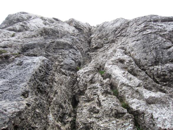 eine schöne Verschneidung führt auf den Hauptgipfel - leider oft naß