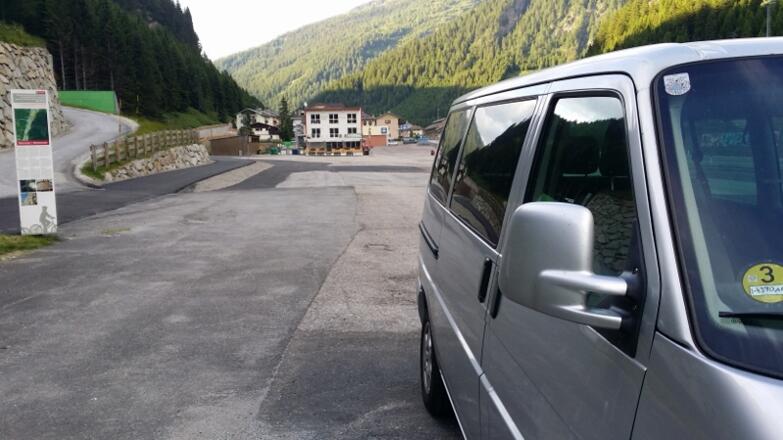 Ausreichend Parkplatz und gebührenfrei!