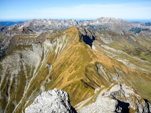 Blick Richtung Himmelecksattel, Schneck und Nebelhorn mit Großem Daumen und Koblat Hochfläche (Oberhalb ist der Hindelanger Klettersteig)