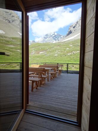 Blick über neue Terasse zum Großglockner