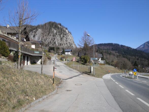 Vom Parkplatz geht es diese Nebenstraße hinauf.