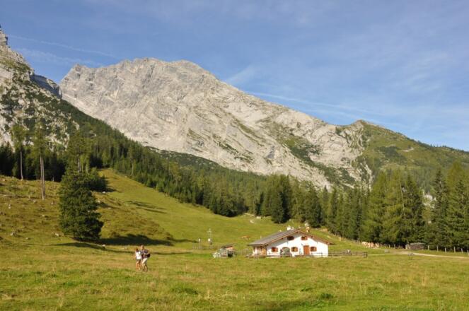 Blick von Kühroint hinüber zum Watzmannhaus auf dem Falzkopf
