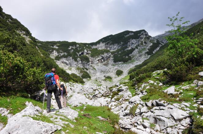 Der "Felsensteig" unterhalb der Knorrhütte - Schöner im Aufstieg als der rechts gelegene "Sonnensteig", der durch Schuttgelände führt