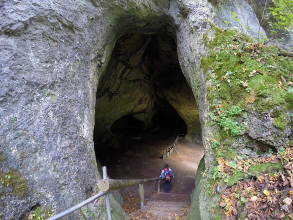 Der Nebeneingang in die gigantische Ludwigshöhle