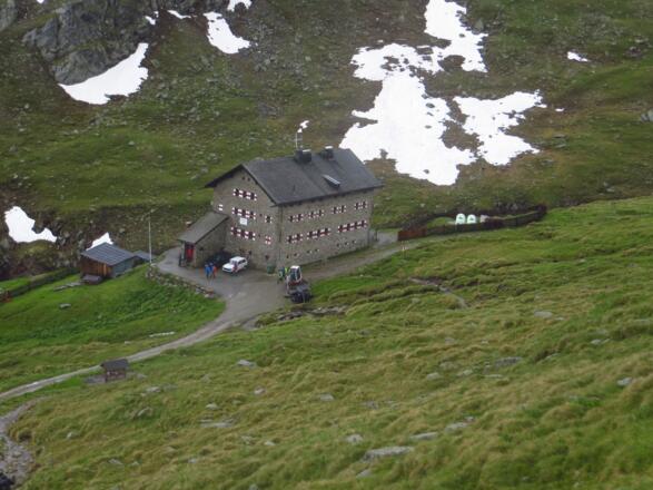 Sicht auf die Martin Busch Hütte vom ersten Wegabschnitt