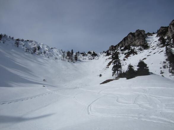 links: Skispuren vom Toraukopf ; rechts Abfahrt vom Sattel der Torauschneid
