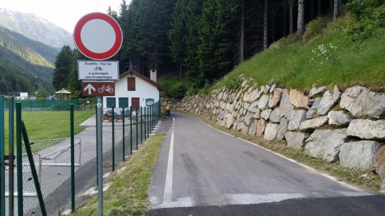 Hier beginnt auch der Radweg nach Bozen! Wir benützen ihn bis Brennerbad!