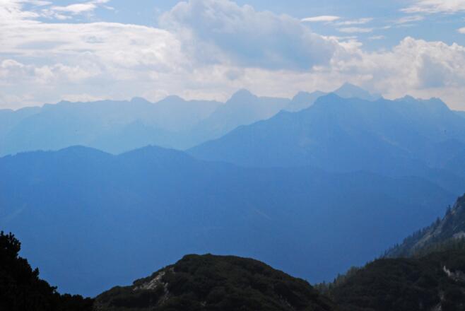Hochsommerlicher Fernblick vom Schneeberg auf das Tote Gebirge