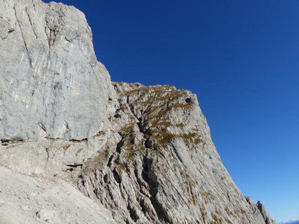 Die gesamte Rampe, wo der Abstieg von der Maukspitze erfolgt ist.