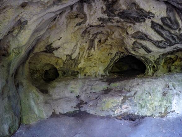 Im Franzosenloch gibt es mehrere Höhlengänge