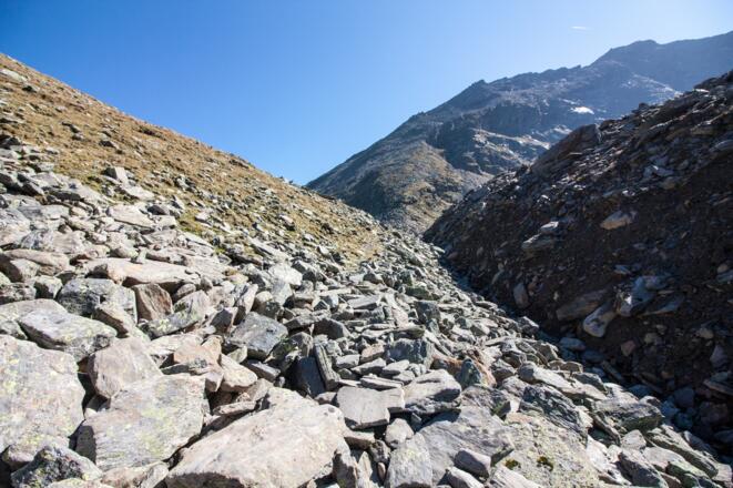 Dann dem Graben entlang und hinten nach rechts hinauf